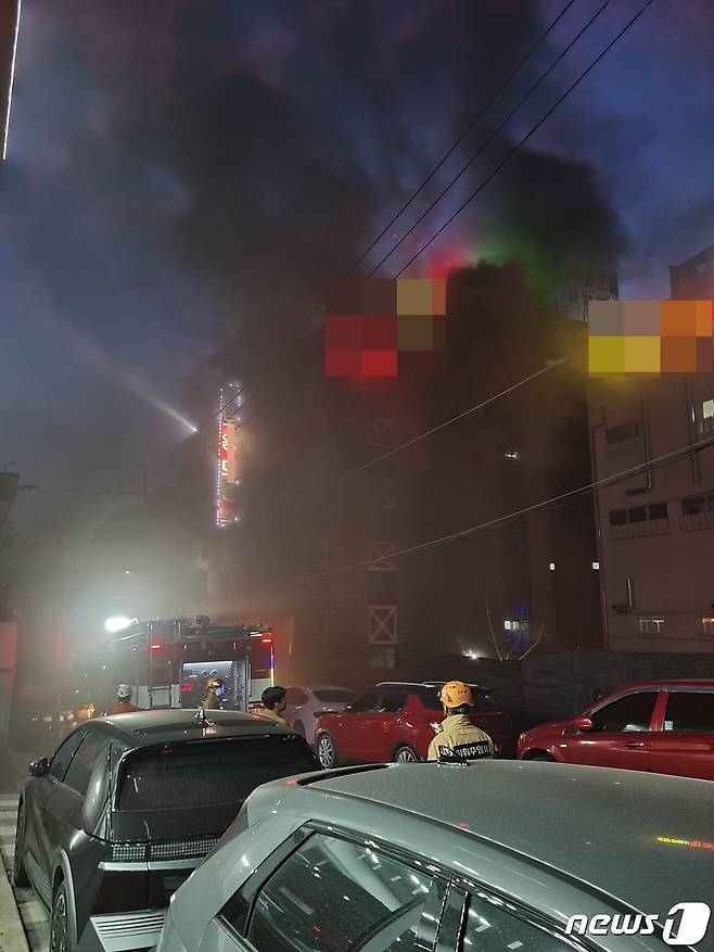 29일 오후 6시49분쯤 광주 남구 월산동 한 모텔 지하에 위치한 노래방에서 화재가 발생, 소방당국이 진화작업을 벌이고 있다.(독자제공) 2023.3.29/뉴스1