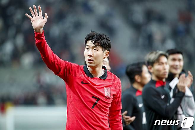 손흥민이 28일 오후 서울 상암월드컵경기장에서 열린 축구 국가대표 평가전 대한민국과 우루과이 경기에서 1대2로 패한 뒤 팬들에게 인사하고 있다. 2023.3.28/뉴스1 ⓒ News1 김도우 기자