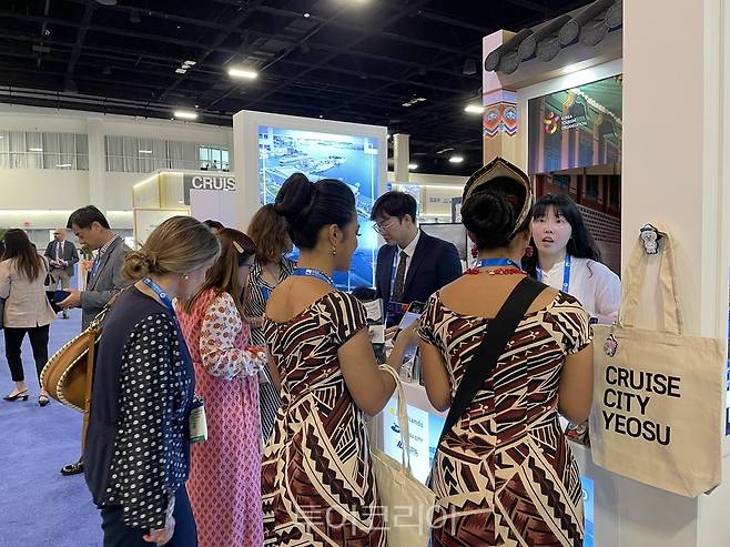한국 기항지(여수) 담당자와 B2B 상담을 하고 있는 박람회 참가자들