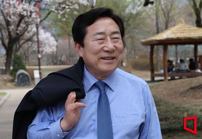 김기문 중소기업중앙회 회장이 사무실 앞 벚꽃 핀 여의도 공원 산책을 나섰다.  사진=허영한 기자 younghan@