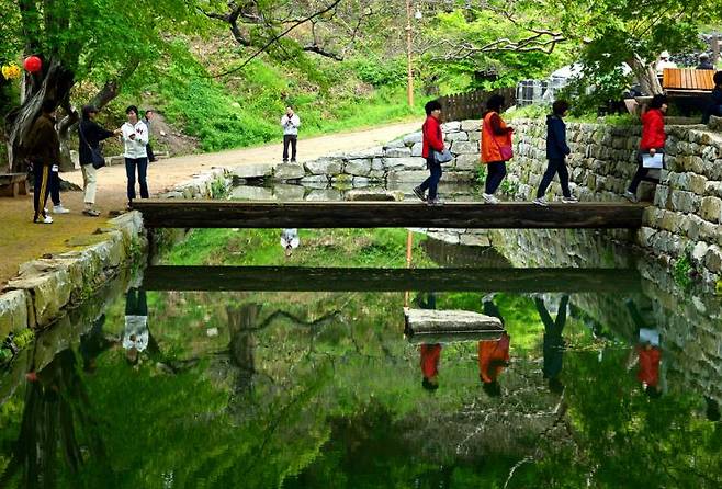 마음이 열리는 절집인 개심사로 드는 연못