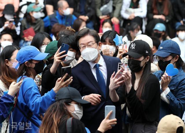 지난해 5월 8일 이재명 전 더불어민주당 대선후보가 인천시 계양산 야외공연장에서 열린 6·1 보궐선거 계양을 지역구 출마 선언 기자회견에서 2030여성 등 지지자들과 인사를 하고 있다. 한국일보 자료사진