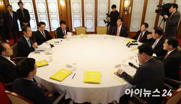 한덕수 국무총리가 29일 서울 종로구 국무총리공관에서 열린 양곡관리법 관련 당정협의회에서 발언하고 있다. [사진=김성진 기자]