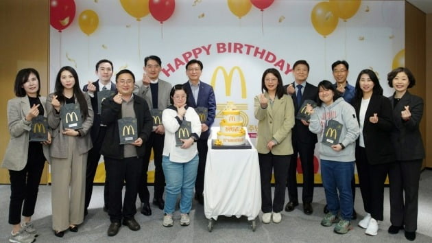 1988년 한국에 진출한 맥도날드가 29일 창립 35주년을 맞았다.  맥도날드가 지난 27일 진행한 35주년 기념 행사에 김기원 대표이사(오른쪽에서 6번째)를 비롯해 본사 임직원과 협력사, 가맹점주가 참석한 모습. 사진=한국맥도날드