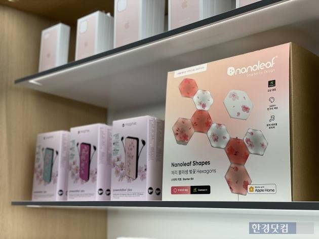 애플스토어 강남점. 독점 판매(연분홍)되고 있는 배터리 충전기 제품. 사진=조아라 기자