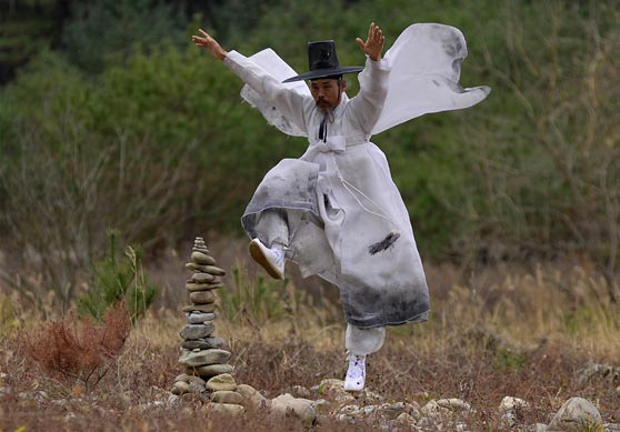 박소산 명인이 강원도 영월 청령포에서 993번째 평화의 날갯짓으로 학춤을 추고 있다.