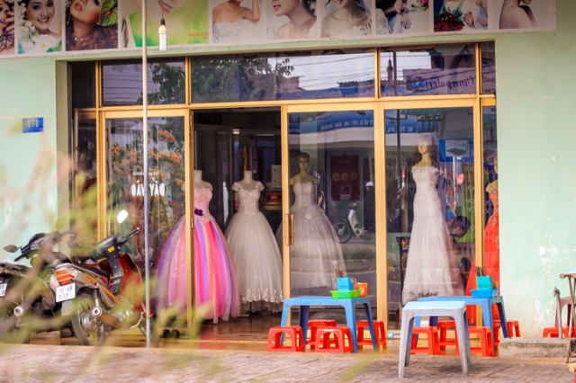 베트남의 한 웨딩숍에 드레스가 전시돼 있다. 게티이미지