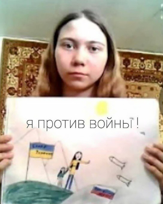 마리아 모스칼료바가 자신의 그림을 들고 있다.  인권단체 OVD-인포 트위터 캡처