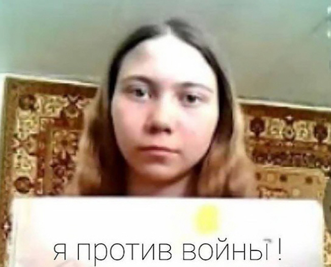 마리아 모스칼료바가 자신의 그림을 들고 있다. 인권단체 OVD-인포 트위터 캡처