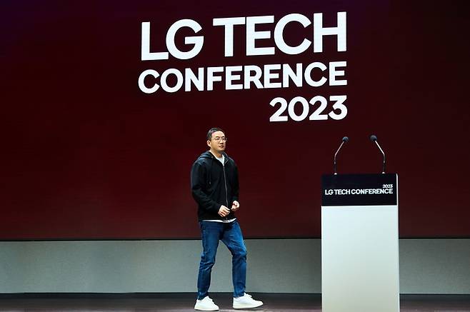 [서울=뉴시스]구광모 LG 회장이 16일 서울 마곡 LG사이언스파크에서 열린 LG테크콘퍼런스에서 오프닝 스피치를 하고 있다. (사진= LG 제공) photo@newsis.com *재판매 및 DB 금지