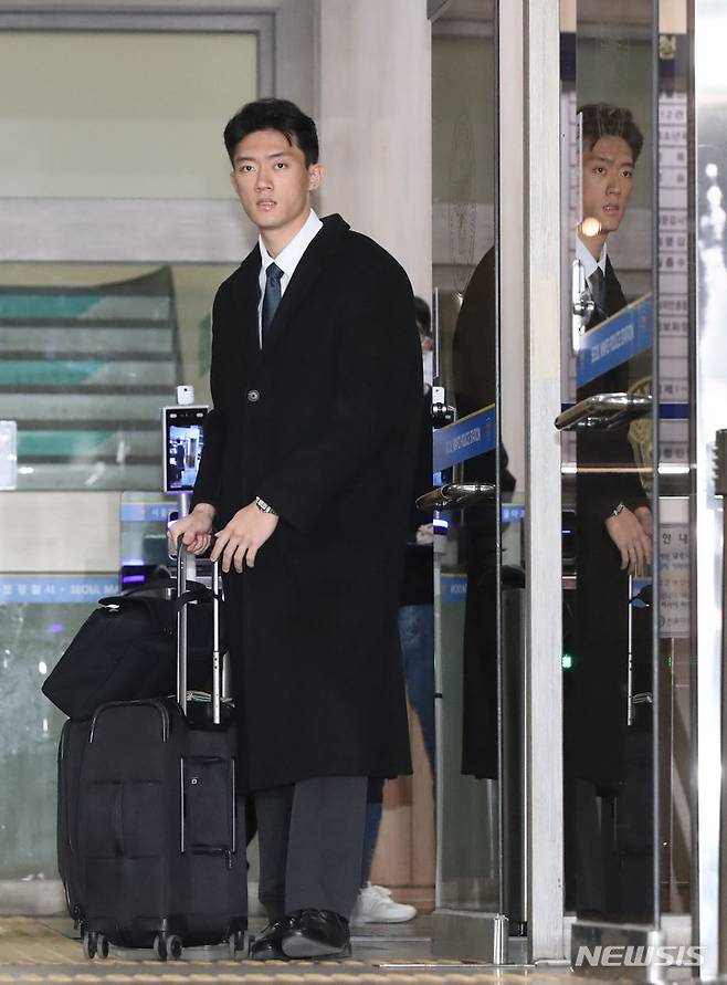 [서울=뉴시스] 조수정 기자 =  마약을 투약한 혐의로 경찰 조사를 마친 고(故) 전두환 전 대통령 손자 전우원 씨가 29일 오후 서울 마포경찰서에서 석방되고 있다. 2023.03.29.chocrystal@newsis.com