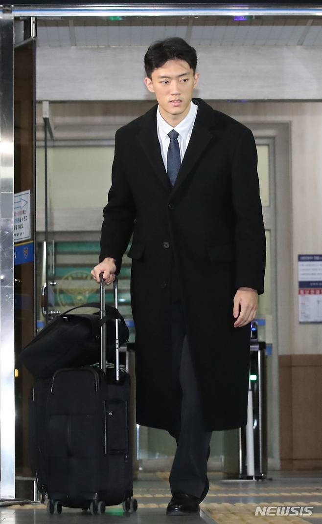 [서울=뉴시스] 조수정 기자 =  마약을 투약한 혐의로 경찰 조사를 마친 고(故) 전두환 전 대통령 손자 전우원 씨가 29일 오후 서울 마포경찰서에서 석방되고 있다. 2023.03.29.chocrystal@newsis.com