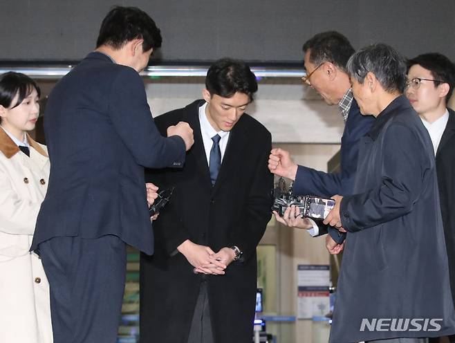 [서울=뉴시스] 조수정 기자 = 마약을 투약한 혐의로 경찰 조사를 마친 고(故) 전두환 전 대통령 손자 전우원 씨가 29일 오후 석방돼 서울 마포경찰서를 나서며 5·18 유족인 고(故)전태일 열사 동생 전태삼(오른쪽 앞) 씨, 이남(오른쪽 뒤) 5·18 민주화운동부상자회 서울지부장, 임장철(왼쪽 앞) 5·18민주화운동공로자회 서울지부장과 대화하던 중 "힘내라"는 응원을 받고 있다. 2023.03.29.chocrystal@newsis.com