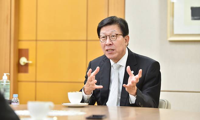 박형준 부산시장이 29일 차별화한 전략을 바탕으로 사우디아라비아 리야드 등과 경쟁에서 우위를 확보해 세계박람회를 유치할 것이라고 강조하고 있다. 부산시 제공