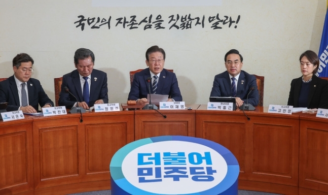 이재명 더불어민주당 대표(가운데)가 29일 서울 여의도 국회에서 열린 최고위원회의에 참석해 모두발언을 하고 있다. 최상수 기사