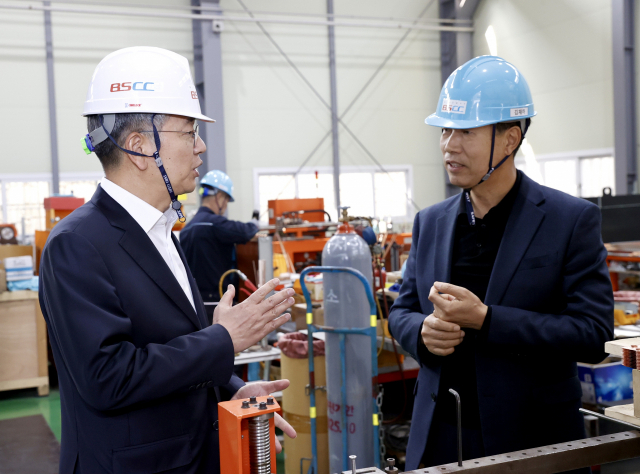 김종호(왼쪽) 기술보증기금 이사장과 김재하 비에스시시 대표가 29일 경북 포항시에 있는 비에스시시 공장에서 이야기를 나누고 있다. 사진 제공=기술보증기금