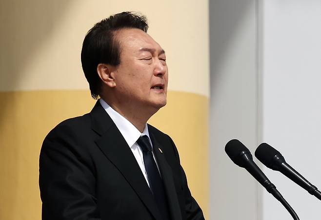 윤석열 대통령이 3월24일 대전 유성구 국립대전현충원에서 열린 제8회 '서해수호의 날 기념식'에서 서해수호 55용사 이름을 부르며 울먹이고 있다. ⓒ연합뉴스