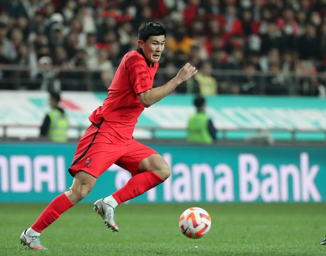 축구대표팀 김민재가 28일 서울월드컵경기장에서 열린 우루과이와의 평가전에서 드리블을 하고 있다. 정지윤 선임기자