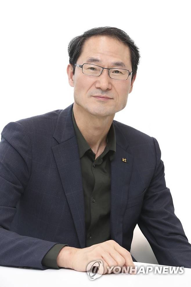 박종욱 KT 대표이사 직무대행 (서울=연합뉴스) KT는 구현모 현 대표이사가 사퇴함에 따라 '대표이사 유고 시 KT 정관 및 직제규정에 따른 직무대행 제도'에 따라 박종욱 경영기획부문장(사장)이 대표이사 직무대행을 맡게 됐다고 28일 밝혔다. 사진은 박종욱 KT 대표이사 직무대행. 2023.3.29 [KT 제공. 재판매 및 DB 금지] photo@yna.co.kr