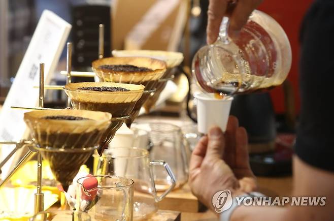 커피 내리는 바리스타 [연합뉴스 자료사진]
