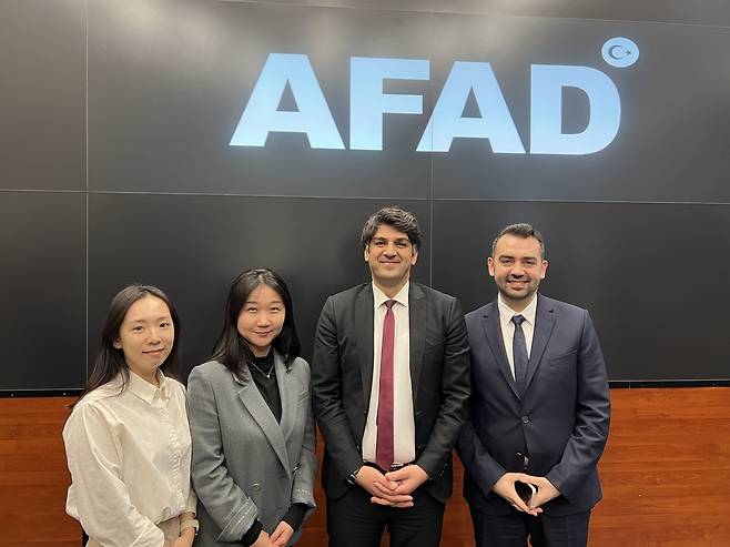 왼쪽부터 세이브더칠드런 인도적지원팀 이승현 대리, 장설아 팀장, 마루프 야만 튀르키예 재난관리청(AFAD) 대외협력국장, 오벤 코반 세이브더칠드런 튀르키예 대관 업무 담당자. [세이브더칠드런 제공. 재판매 및 DB 금지]