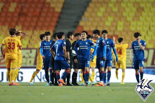 나린히 승리가 없는 수원삼성과 강원FC는 모든 걸 건 승부를 펼친다. 사진=한국프로축구연맹