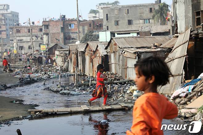 방글라데시 수도 다카의 빈민촌 모습 2019.12.24 ⓒ 로이터=뉴스1 ⓒ News1 정윤미 기자