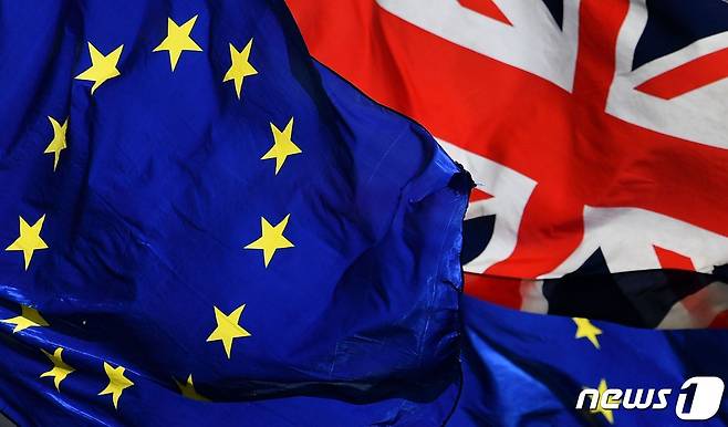 영국 런던 의회 의사당 밖에서 영국과 EU 국기가 나부끼고 있다.  2019.05.14. AFP=뉴스1 ⓒ News1 우동명 기자