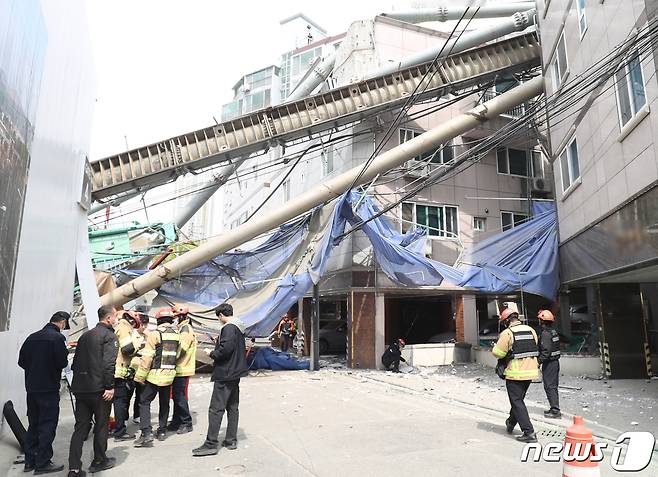 29일 오전 11시35분께 울산 남구 신정동의 한 주상복합아파트 공사현장에서 37m 높이의 항타기(지반을 뚫는 장비)가 넘어지면서 인근 주택가를 덮치는 사고가 발생해 주변이 통제되고 있다. 이 사고로 5명이 병원으로 옮겨졌다. 2023.3.29/뉴스1 ⓒ News1 조민주 기자