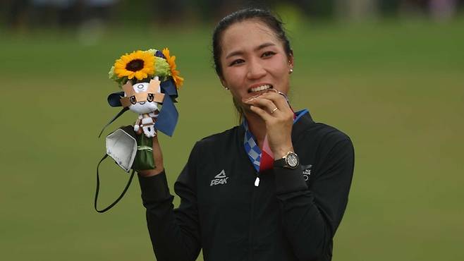 리디아 고가 2021년 열린 도쿄올림픽 골프 여자부 개인전에서 동메달을 따낸 뒤 포즈를 취하고 있다. 사진제공 | LPGA투어