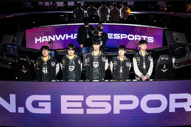 젠지 선수들이 경기 전 팬들에게 인사를 하고 있다. 제공 | LCK