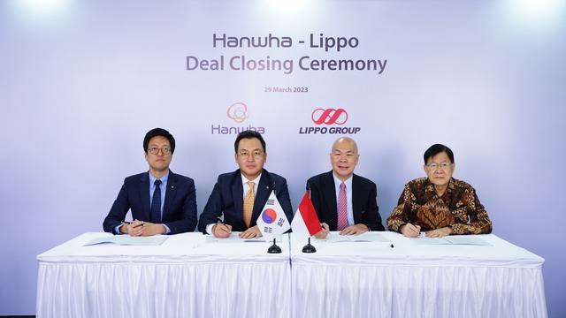 한화생명 인도네시아법인은 지난 29일(현지시간) 인도네시아 현지 손해보험사인 리포제너럴인슈어런스 지분 62.6%를 인수했다. 남궁훈(왼쪽 두 번째) 한화생명 인도네시아법인장과 리포(Lippo)그룹 계열사인 인티 아누게라 프라타마의 에디 하루소노 한도꼬(오른쪽 두 번째) 대표가 주주간 지분 인수 거래를 완료한 후 기념촬영을 하고 있다. /한화생명
