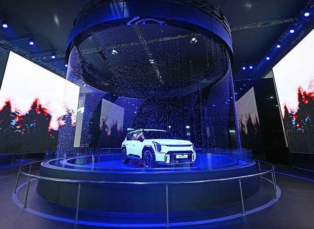 EV9 아일랜드는 기아 EV 라인업 가운데 플래그십 모델인 EV9을 독립된 공간에서 집중해 살펴볼 수 있는 공간으로 브랜드 월과 미러·LED 월, 워터폴 요소 등으로 꾸며진 미래지향적 공간이다. /기아