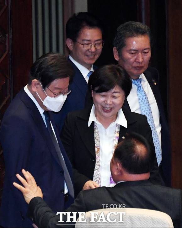 이재명 더불어민주당 대표(왼쪽)와 서영교 최고위원이 30일 서울 여의도 국회에서 열린 본회의에 참석해 이상민 의원(오른쪽)과 대화하고 있다.