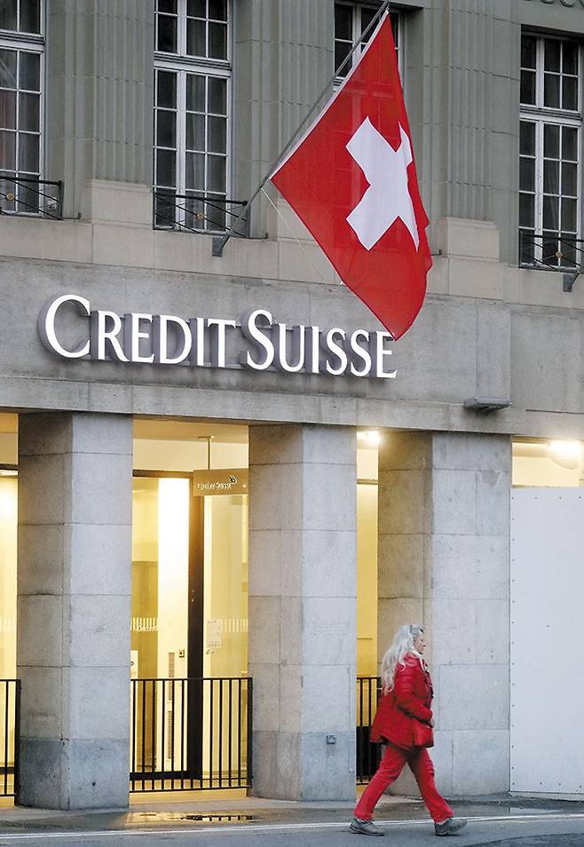 스위스 베른에 있는 크레디스위스 은행 지점 앞을 한 시민이 지나고 있다. 글로벌 투자은행 거물인 크레디스위스는 최근 유동성 위기를 견디지 못하고 UBS에 매각됐다. /로이터·연합뉴스