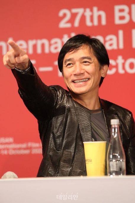 지난해 10월 부산국제영화제에서 한국 팬들에게 반갑게 인사하는 배우 양조위 ⓒ김민호 기자