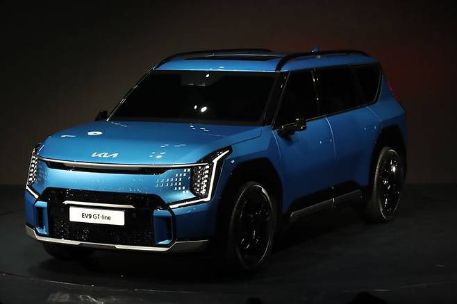 30일 경기도 고양 킨텍스에서 열린 2023 서울모빌리티쇼에서 기아자동차가 첫 대형 전동화 SUV '더 기아 EV9' 차량을 공개하고 있다. ⓒ데일리안 김민호 기자