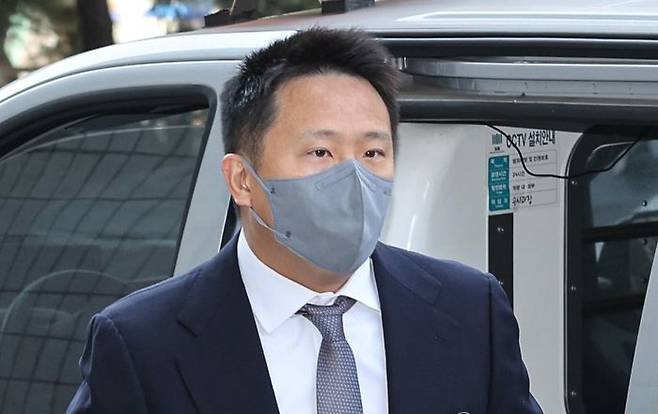 테라-루나 코인 발행사 테라폼랩스의 공동 창립자 신현성 전 차이코퍼레이션 총괄대표가 30일 오전 서울 양천구 서울남부지방법원에서 구속 전 피의자신문(영장심사)를 받기 위해 호송차량에서 내려 법정으로 향하고 있다. ⓒ연합뉴스