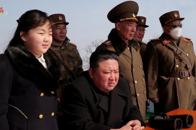 북한 조선중앙TV는 북한 김정은 국무위원장과 딸 김주애가 참관한 가운데 지난 18~19일 전술핵운용부대들의 ‘핵반격가상종합전술 훈련’을 진행했다고 20일 보도했다. 조선중앙TV/뉴시스