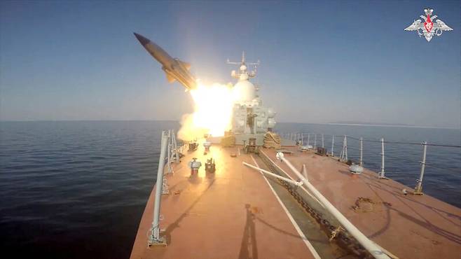 러시아 국방부가 28일 공개한, 태평양함대 소속 함정이 초음속 대함 미사일 모스키트를 발사하는 모습을 찍은 동영상 중 일부 화면. 로이터 연합뉴스