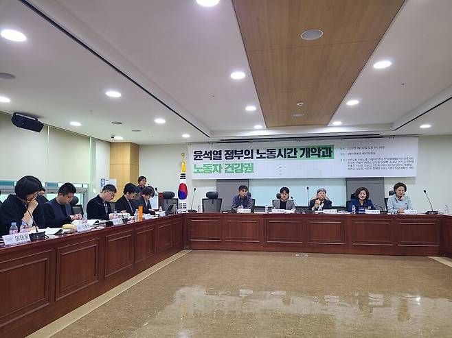 30일 서울 여의도 국회 의원회관에서 ‘윤석열 정부의 노동시간 개악과 노동자 건강권 토론회’에서 열띤 토론이 이어지고 있다. 방준호 기자 whorun@hani.co.kr