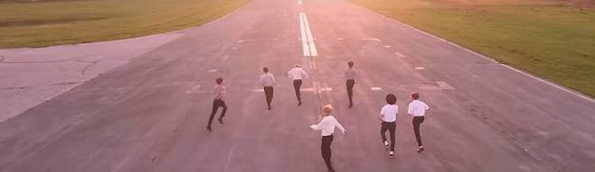 비티에스(BTS) 뮤직비디오 ‘에필로그: 영 포에버’ 영상 갈무리.
