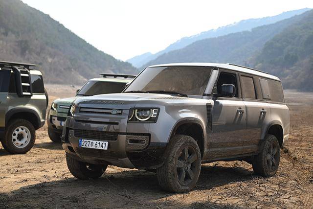 랜드로버 디펜더 130 D300 X 다이내믹 HSE