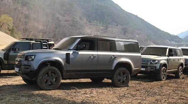 랜드로버 디펜더 130 D300 X 다이내믹 HSE