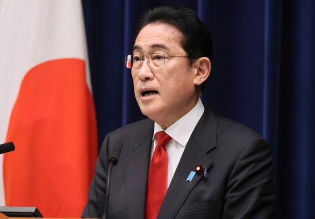 기시다 후미오 일본 총리가 17일 도쿄에서 기자회견을 하고 있다. 도쿄=AP 연합뉴스