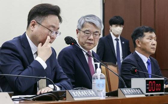 조규홍 보건복지부 장관(왼쪽)이 29일 오후 서울 여의도 국회에서 열린 연금특위 전체회의에 참석해 자료를 살펴보고 있다. 김성룡 기자