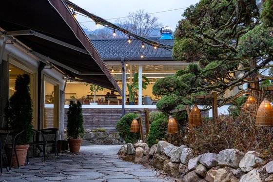 4대를 이어오던 한정식집 옥류헌은 지난해 그윽한 분위기의 카페 릴렉스로 탈바꿈했다.