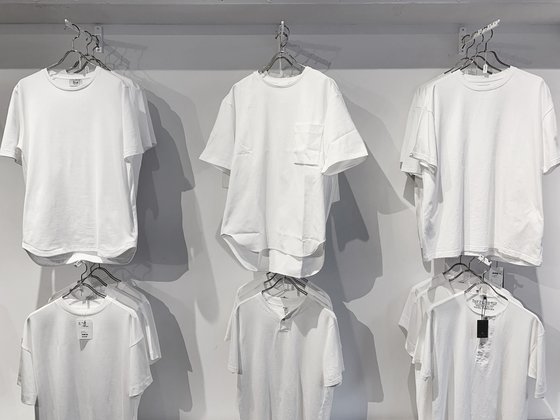흰색 티셔츠에도 종류가 있다. 목 부분, 원단, 핏 등 각각의 요소가 모두 다르다. 사진 시티호퍼스