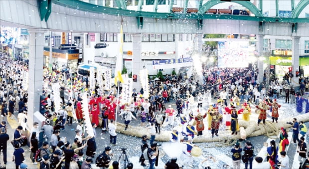 울산 전통 줄다리기 행사인 마두희축제가 지난해 9월 중구 원도심에서 열렸다.