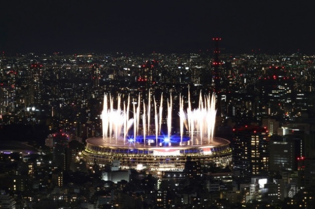 도쿄올림픽 폐막식이 열린 8일 도쿄 시부야스카이에서 바라본 올림픽스타디움에서 불꽃이 터지고 있다.  /사진=연합뉴스